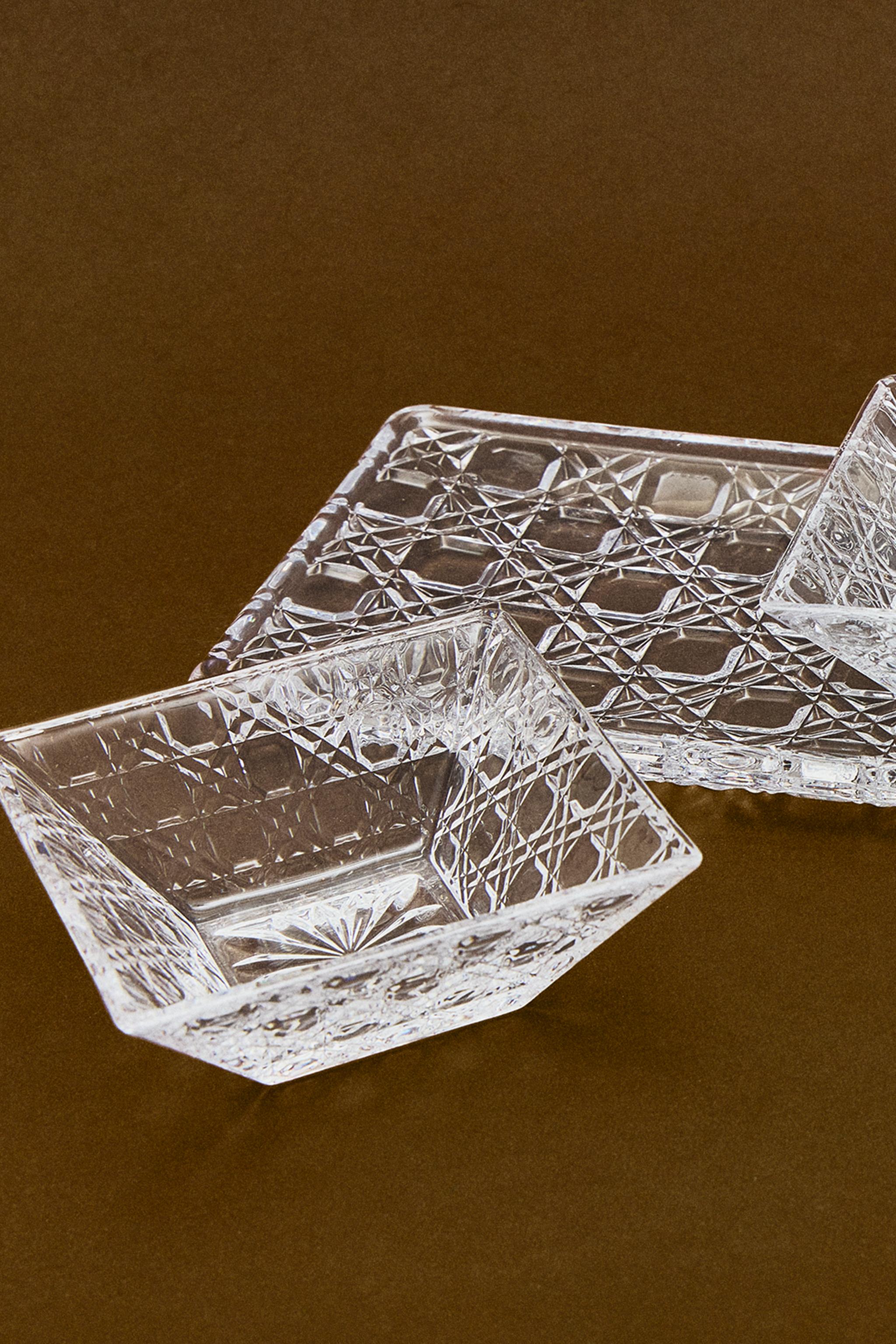 GLASS SERVING DISH WITH BOWLS AND A RAISED DESIGN